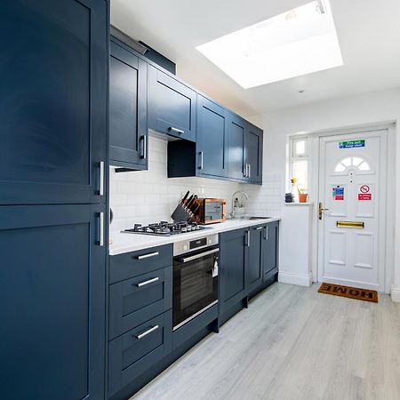 Cosy 1 Bed Apartment With Free Parking Close To Underground Station Zone 2 For Quick Access To Central London Up To 5 Guests Екстериор снимка