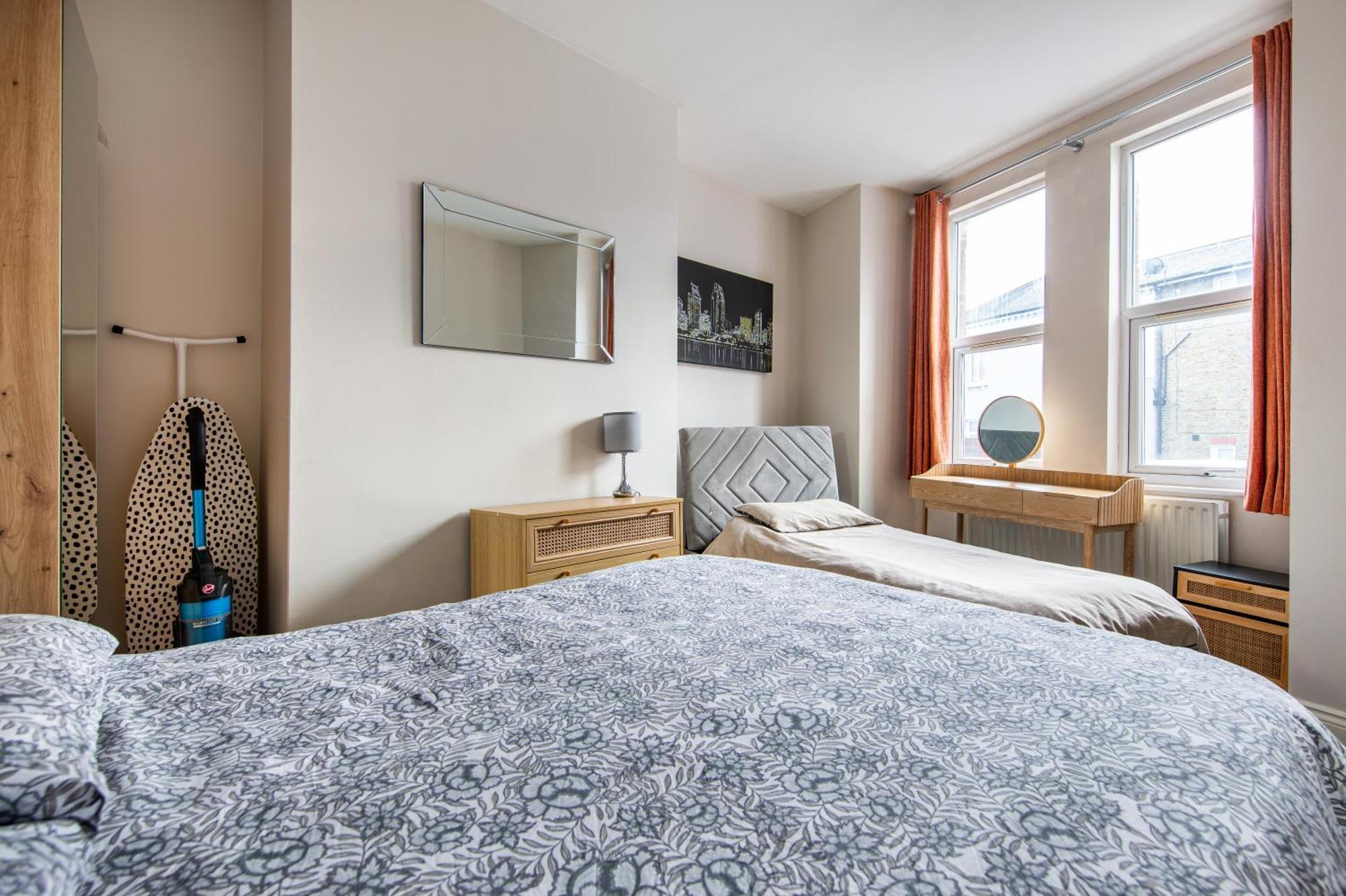 Cosy 1 Bed Apartment With Free Parking Close To Underground Station Zone 2 For Quick Access To Central London Up To 5 Guests Екстериор снимка